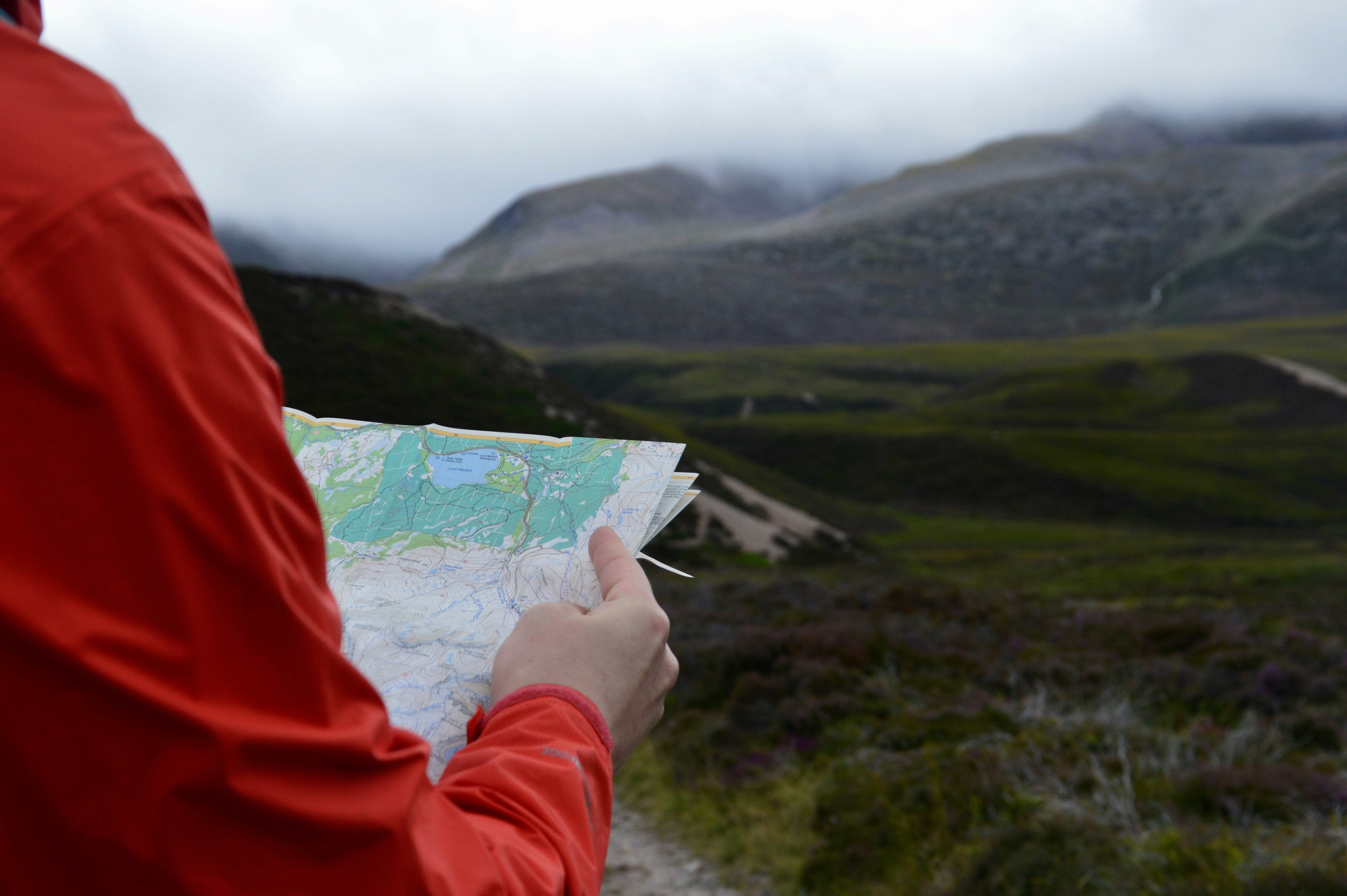 Learning to Navigate on the Trail: Why Hiking Without GPS Still Matters in Europe